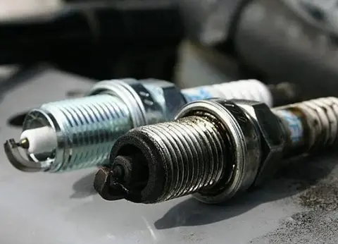 O ciclo de substituição da vela de ignição de um carro depende do material da...
